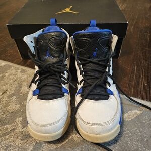 Jordan Flight Club '91 in the White/Hyper Royal colorway. Youth 6